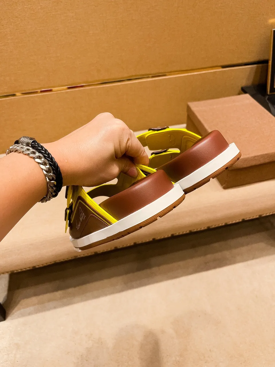 Men's shoes 💰 380 💰 New model on the market 🔥 [LV 🔥 Slippers] High-end 1:1 mold customization of first-layer cowhide, original upgraded version of the outsole, lighter and non-slip. The market's top quality, fashionable and trendy, versatile and popular, simple yet tasteful, a must-have for fashionistas, exuding a fashionable and casual atmosphere, fashion is at your feet, full of confidence, the same style at the counter 👍The season of spring and summer slippers is here, they are super beautiful to wear, 38-44, multiple colors available🔥